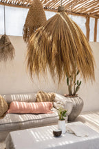 Espace extérieur bohème avec suspension conique en herbe de Rayung beige et lampes en paille