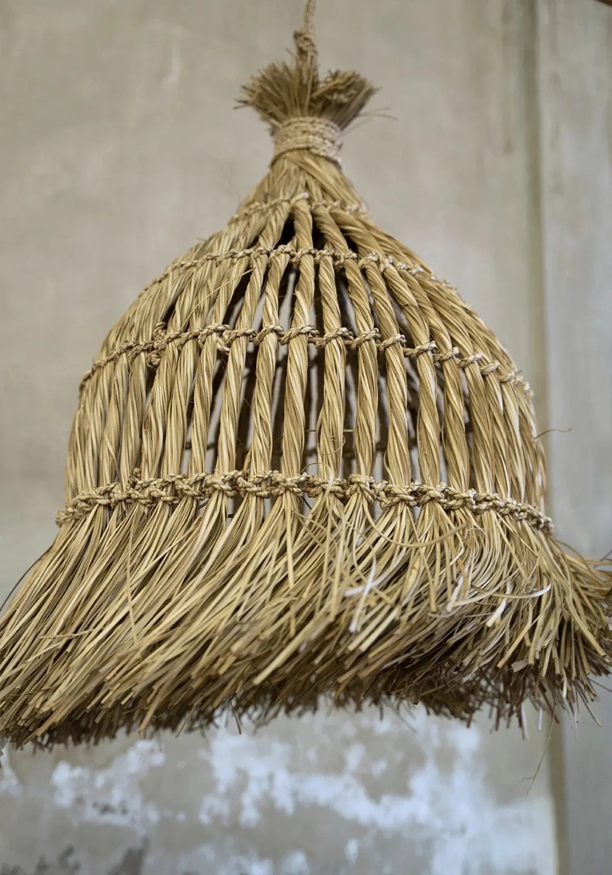 Suspension conique en jacinthe d’eau tressée avec franges naturelles – H90 cm