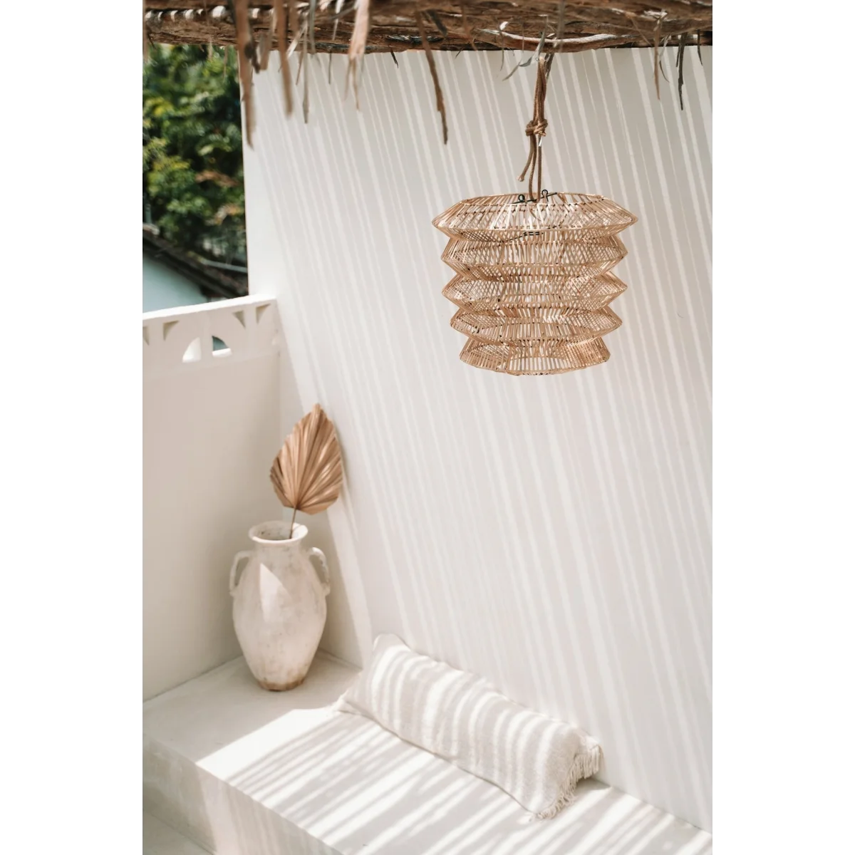 Suspension conique en rotin naturel avec luminaire en couches pour une ambiance chaleureuse