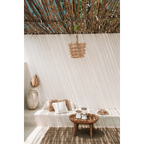 Espace lounge extérieur style bohème avec suspension conique en rotin naturel