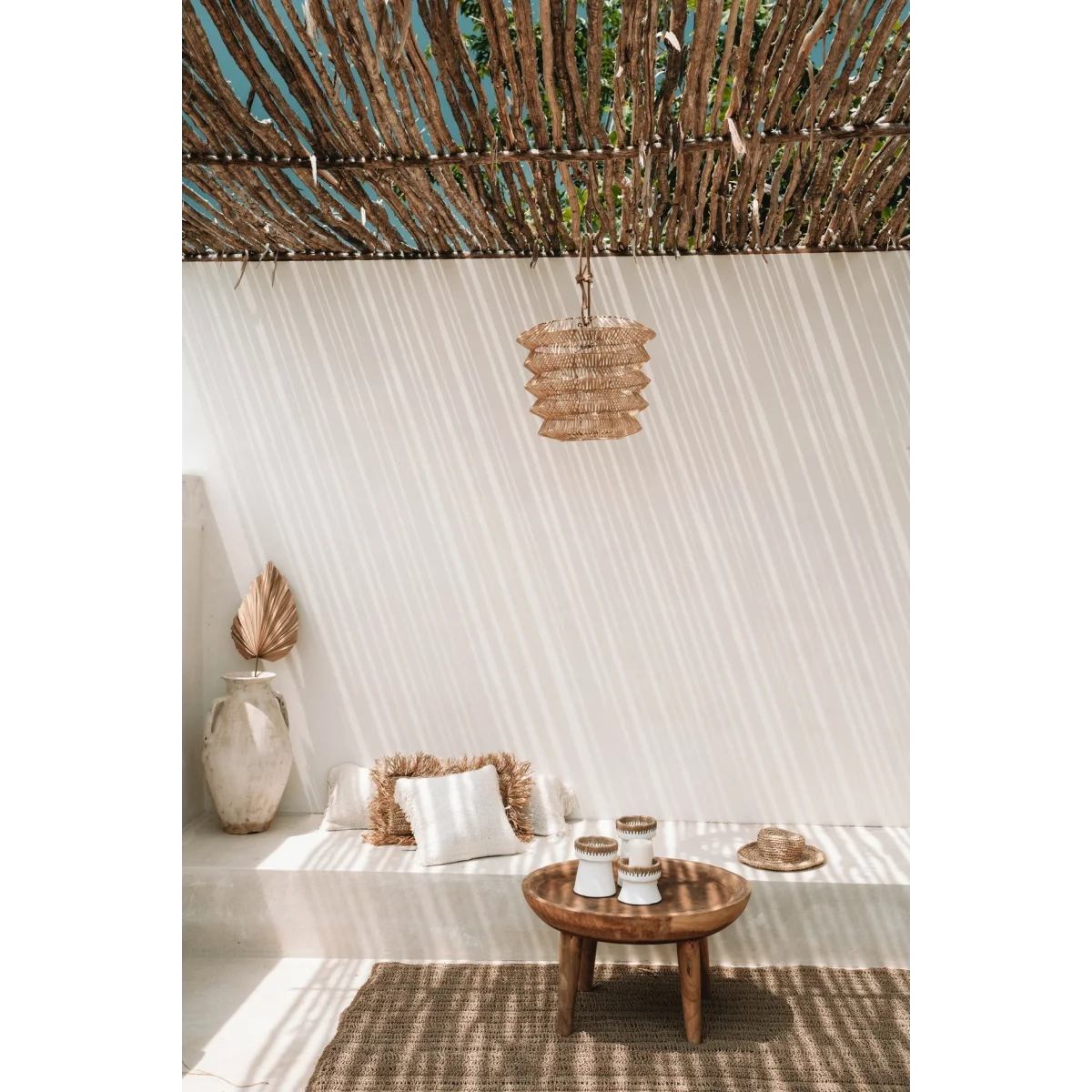 Espace lounge extérieur style bohème avec suspension conique en rotin naturel