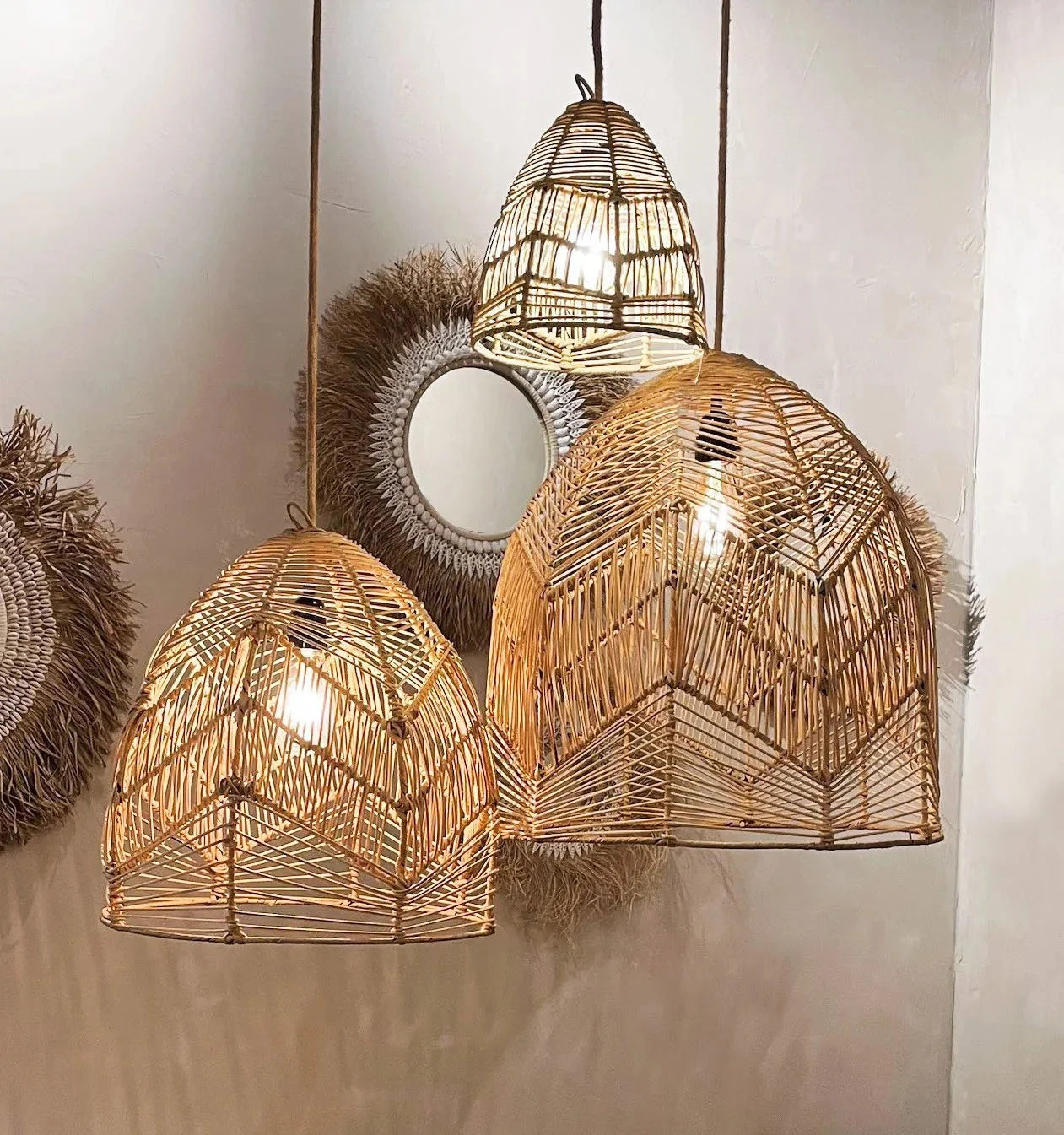 Lustre en rotin naturel ajouré suspendu de 24 cm avec design en tissage