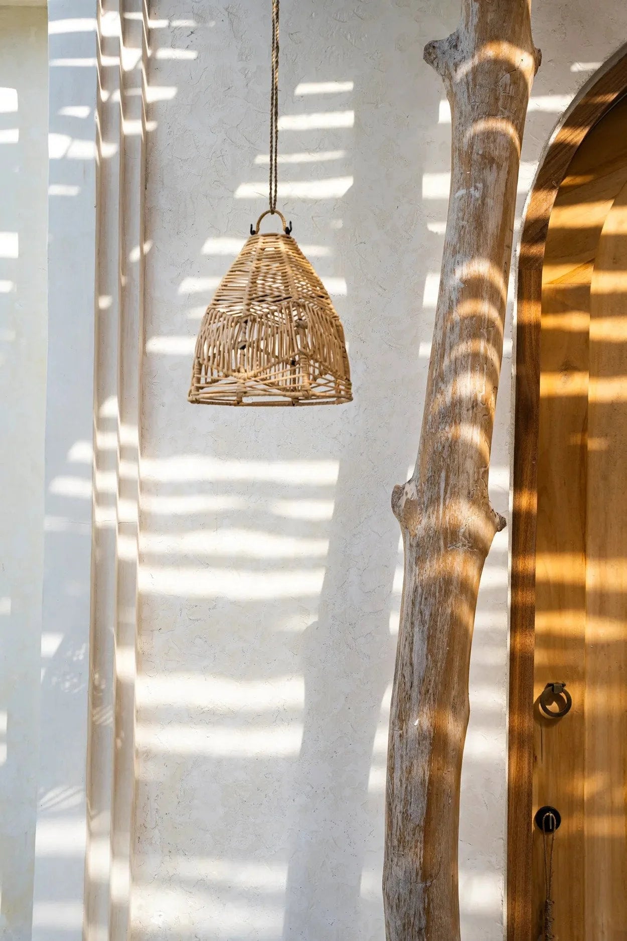 Suspension conique en rotin naturel ajouré avec luminaire suspendu, Ø24 cm