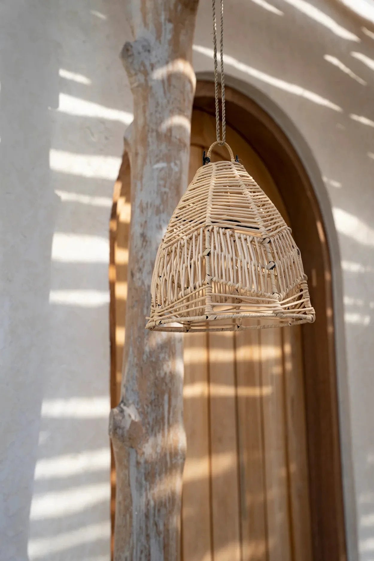 Luminaire en rotin naturel ajouré suspendu en forme de cône de 24 cm