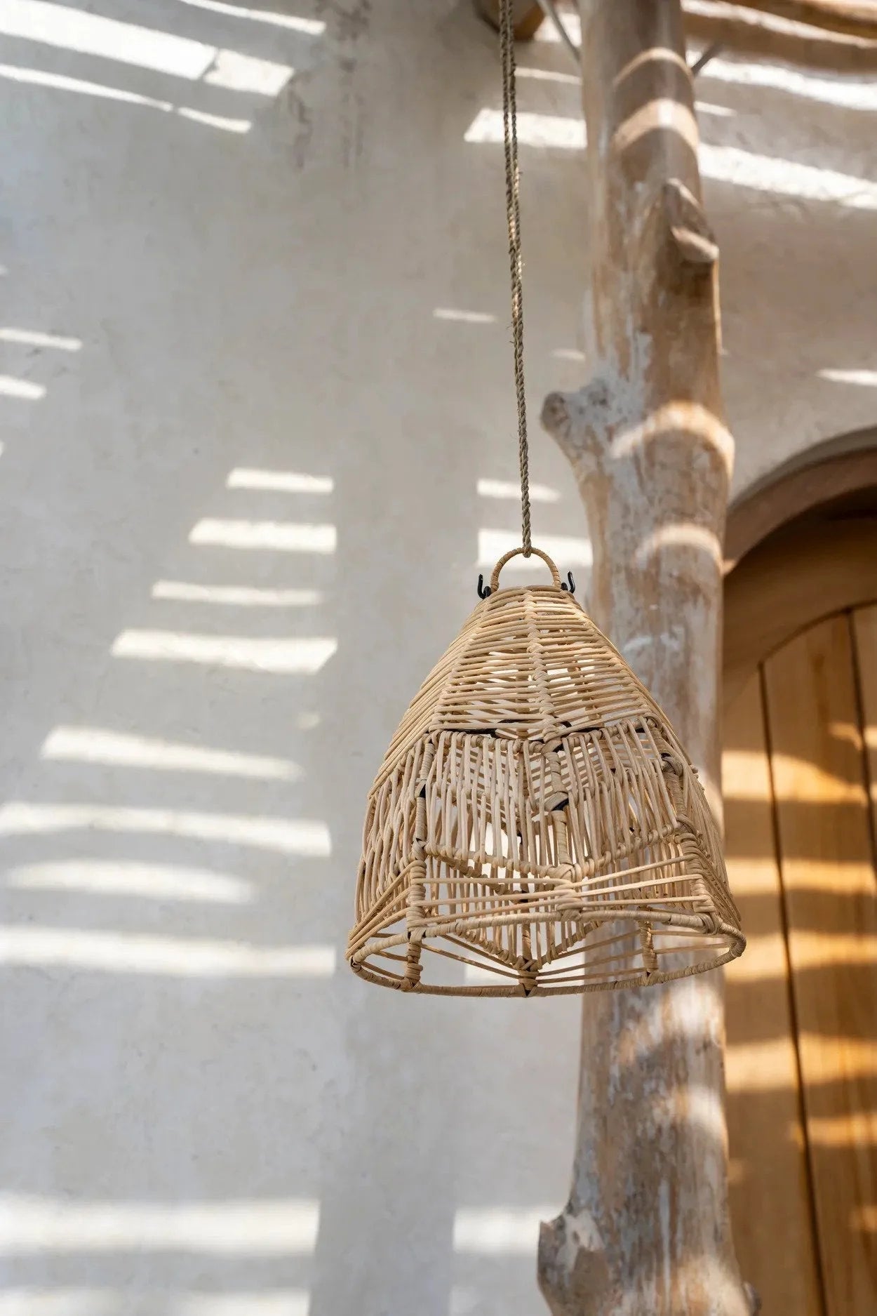 Suspension conique en rotin naturel ajouré avec pendentif en tissage pour salon