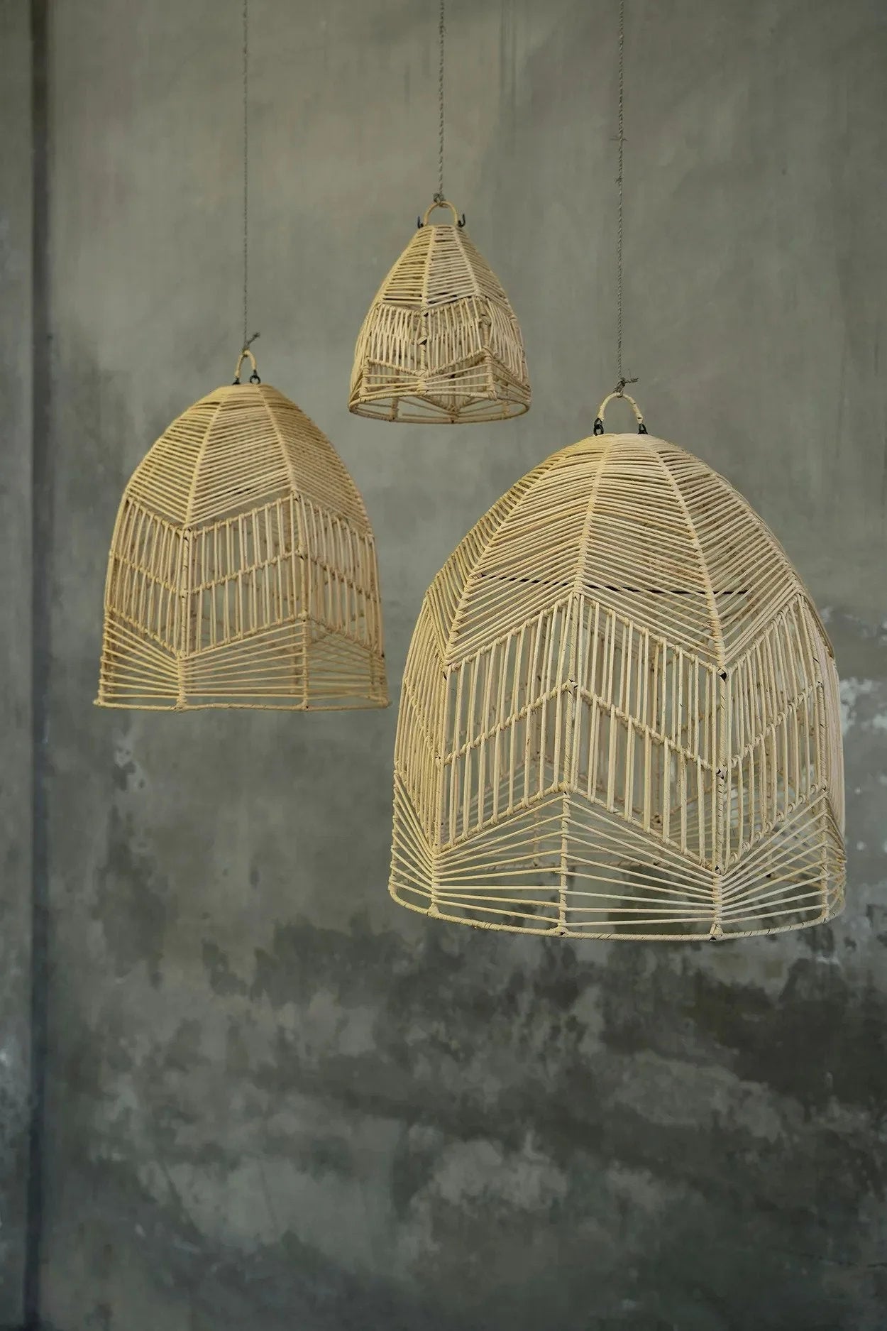 Suspension conique en rotin naturel ajouré avec trois lampes suspendues, diamètre 24 cm
