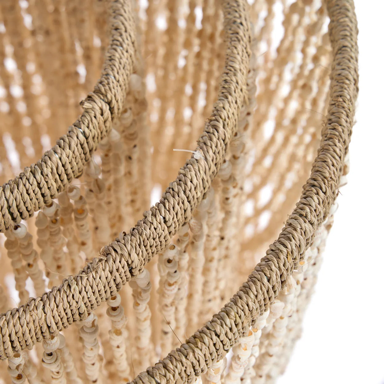 Lustre en corde beige tissée avec perles de coquillages naturelles, H75 cm