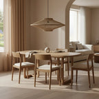 Suspension en rattan tressé forme soucoupe ajourée Ø80 cm au-dessus table en bois