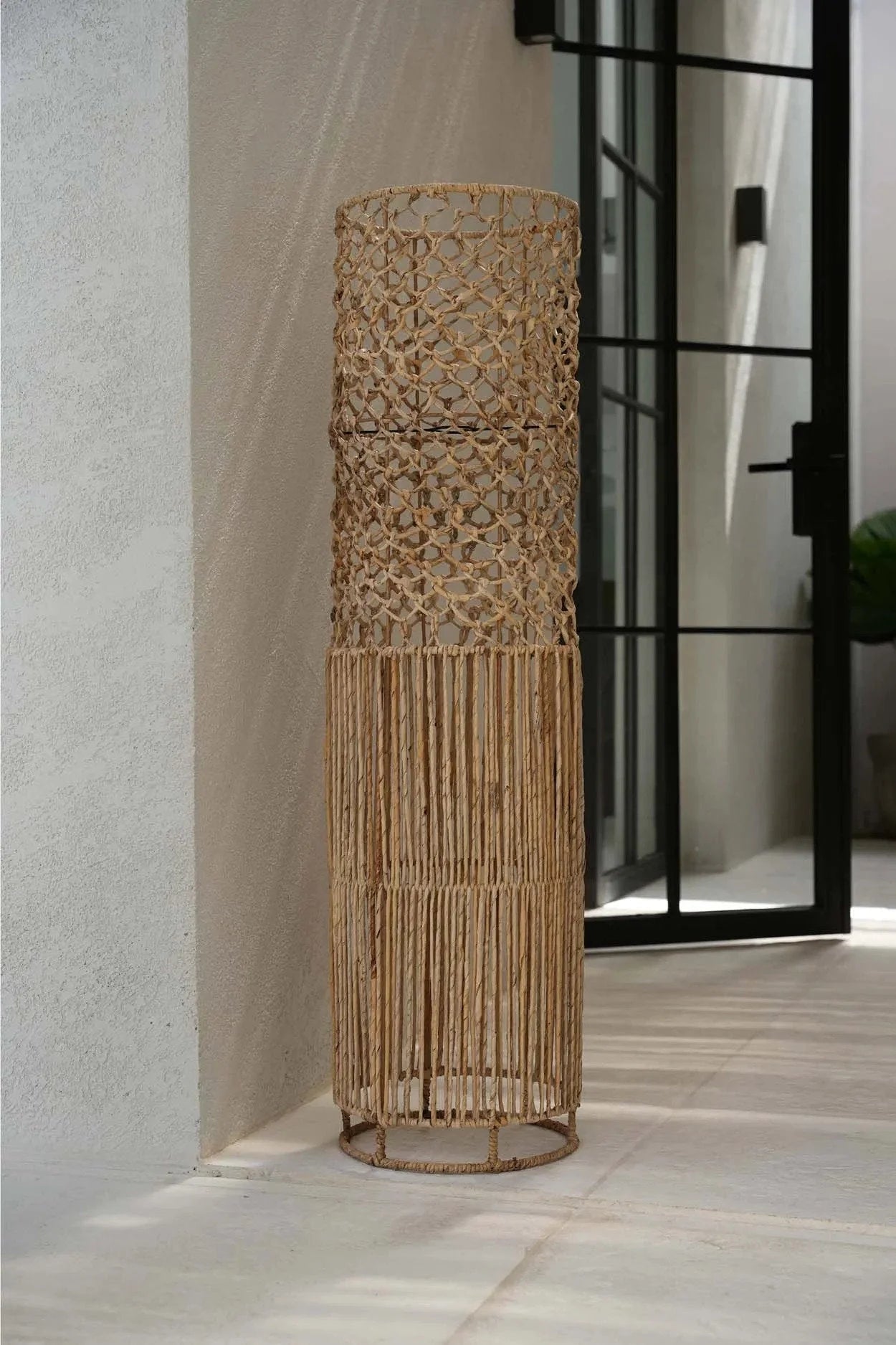 Suspension cylindrique en feuille de bananier ajourée naturelle – H116 cm
