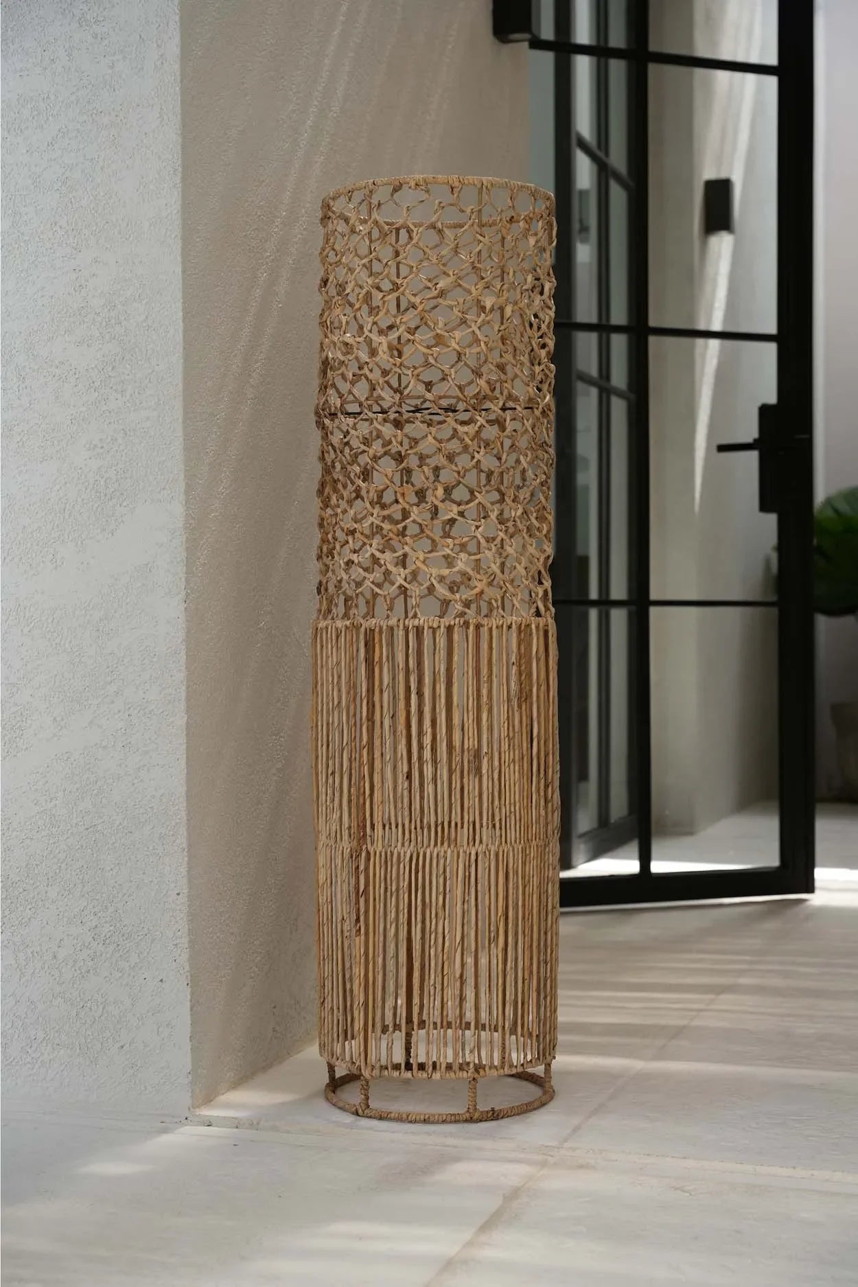 Lampadaire cylindrique tissé en feuille de bananier naturel pour salle à manger