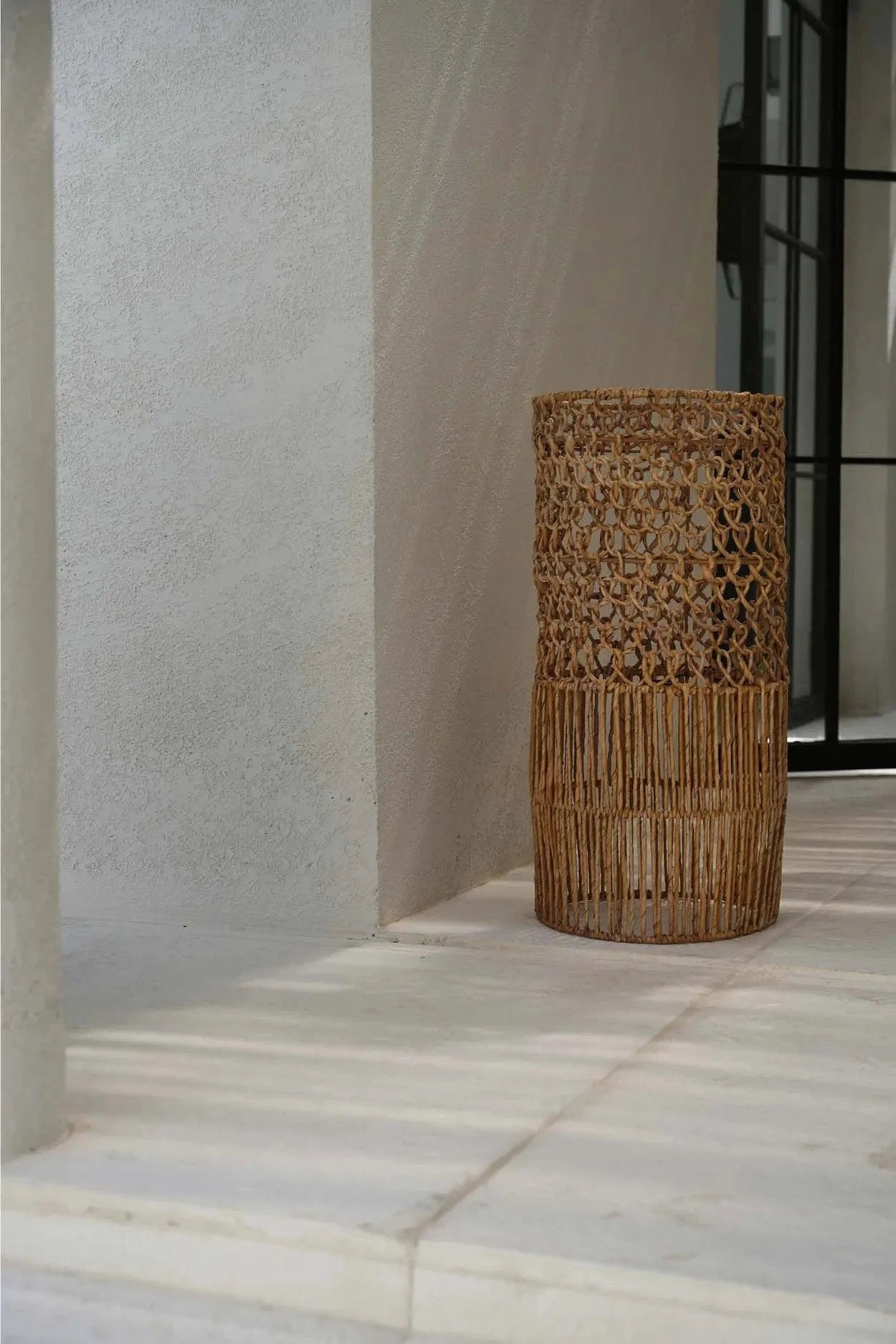 Suspension cylindrique en feuille de bananier ajourée naturelle – H67 cm