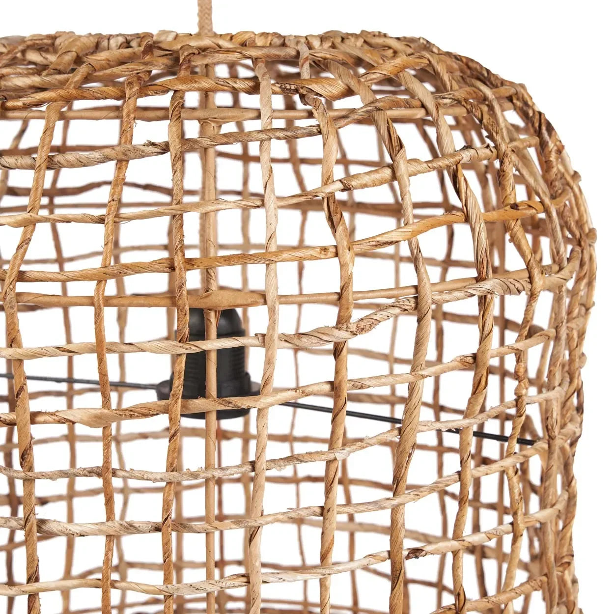 Suspension cylindrique en feuille de bananier ajourée naturelle avec luminaire en rotin tissé