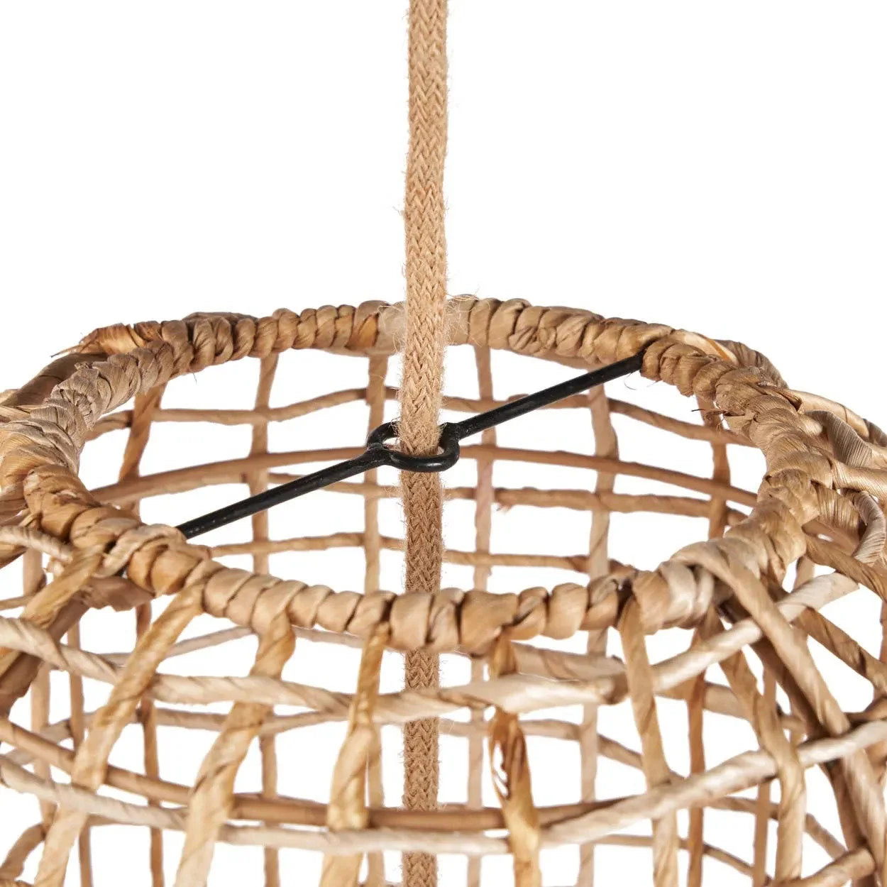 Suspension cylindrique en feuille de bananier tressée naturelle avec luminaire en rotin