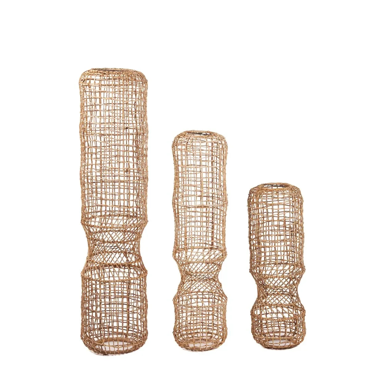 Trois vases en forme de sablier tissés en feuille de bananier naturelle H75 cm