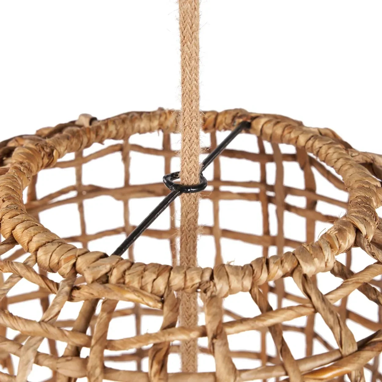 Suspension cylindrique en feuille de bananier tressée naturelle avec luminaire en rotin