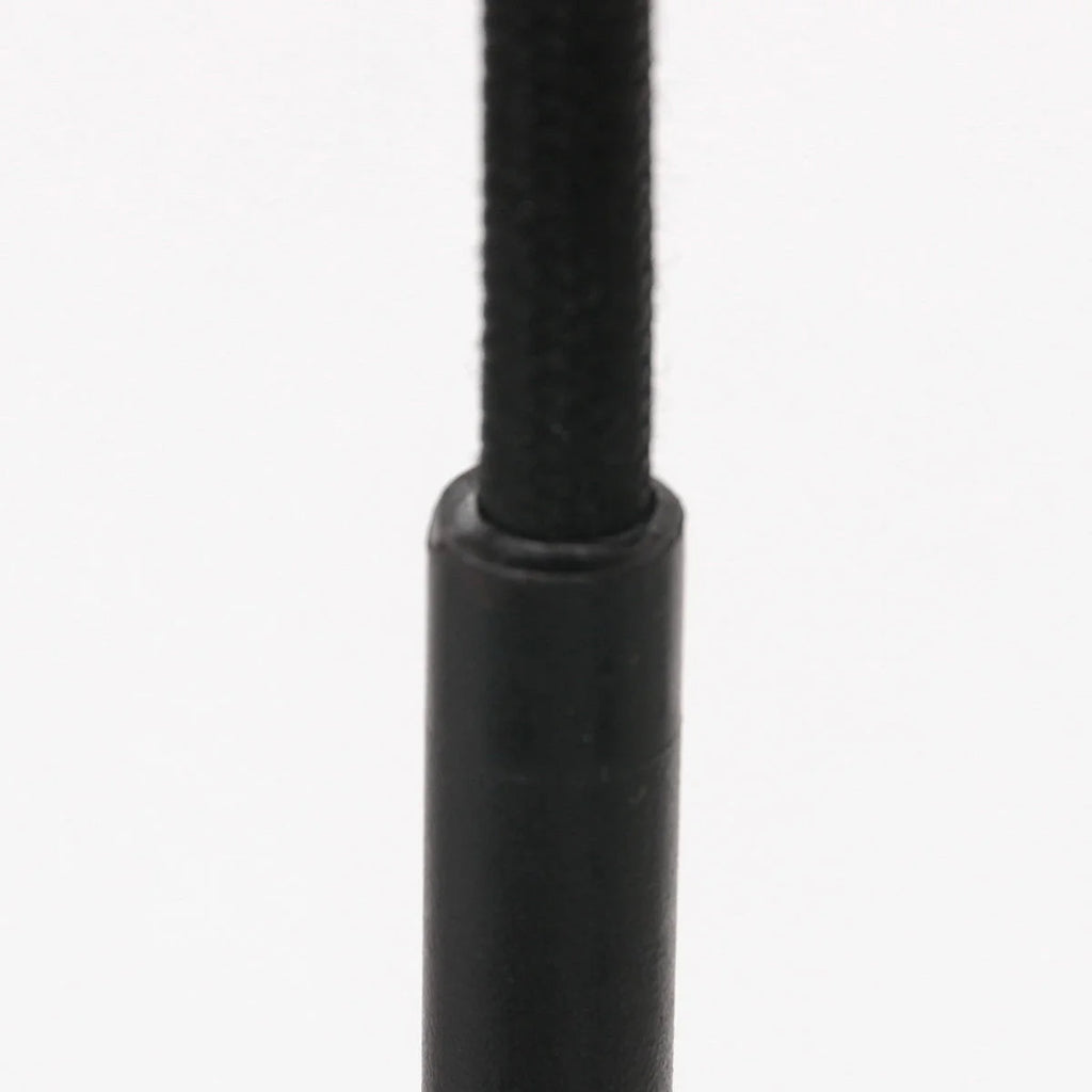 Cordon noir entrant dans un capuchon cylindrique noir pour suspension en fibres naturelles beige
