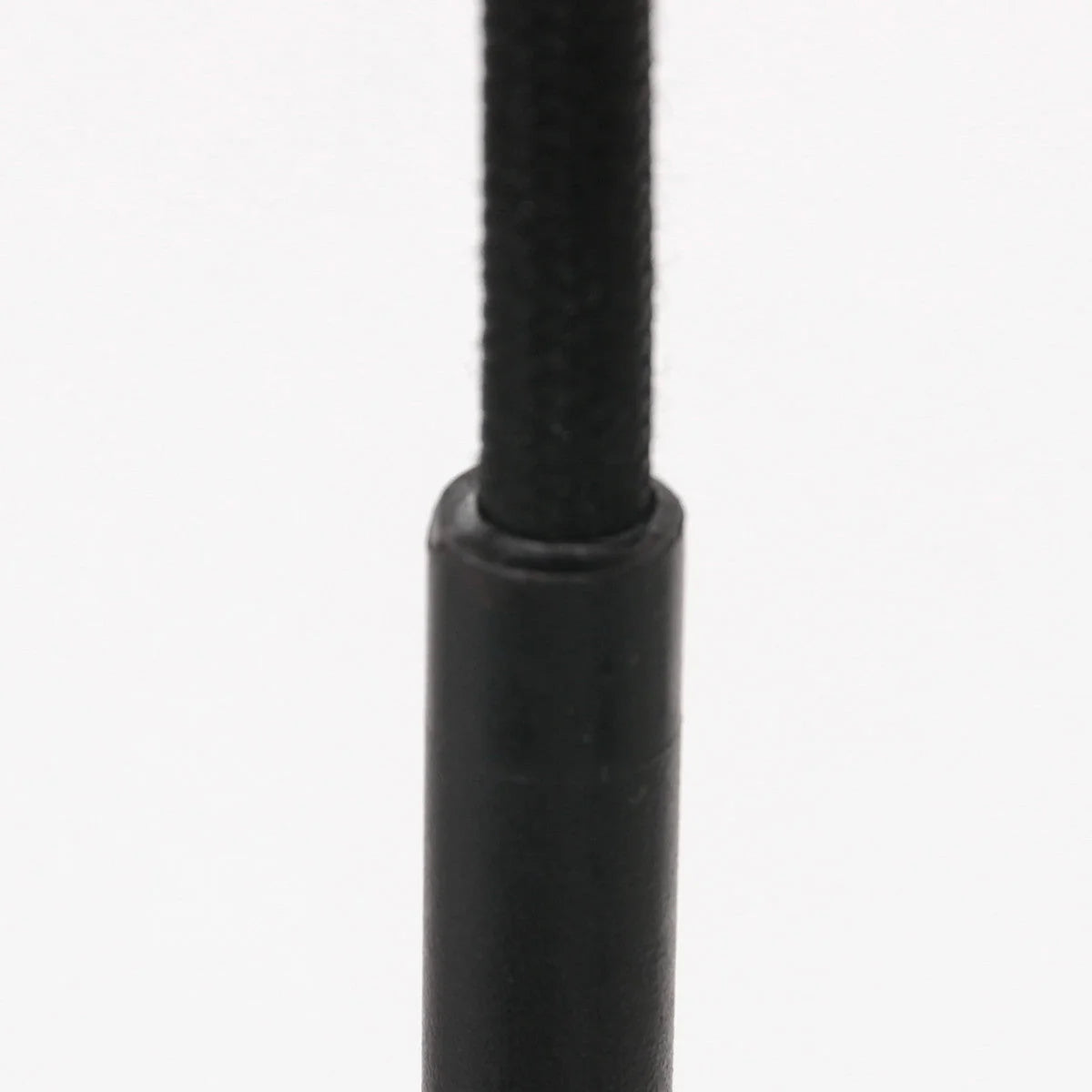 Cordon noir entrant dans un capuchon cylindrique noir pour suspension en fibres naturelles beige