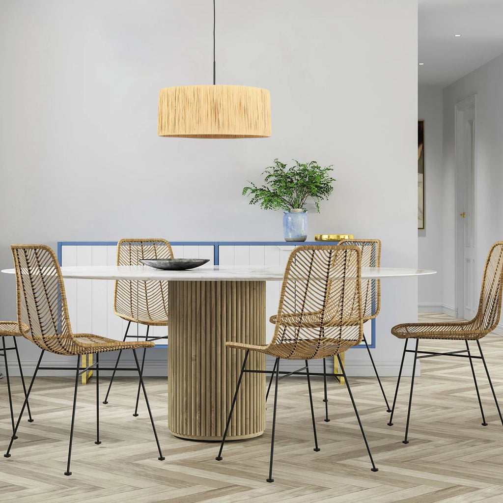 Table à manger ronde avec base cylindrique flûtée et dessus blanc, suspension en fibres naturelles beige et câble noir