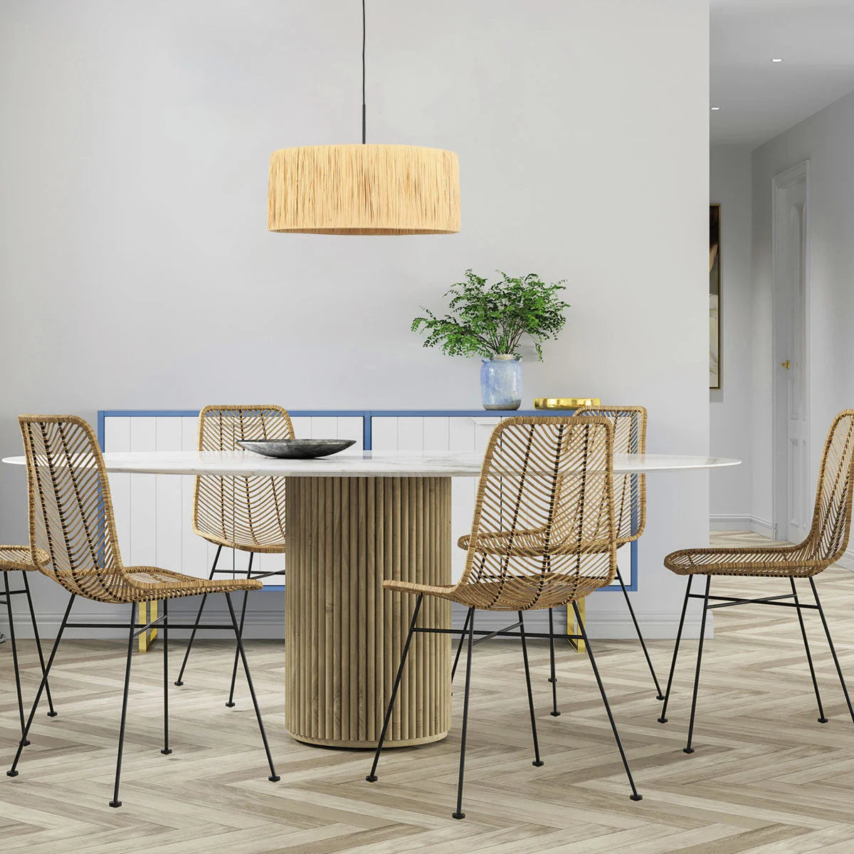 Table à manger ronde avec base cylindrique flûtée et dessus blanc, suspension en fibres naturelles beige et câble noir