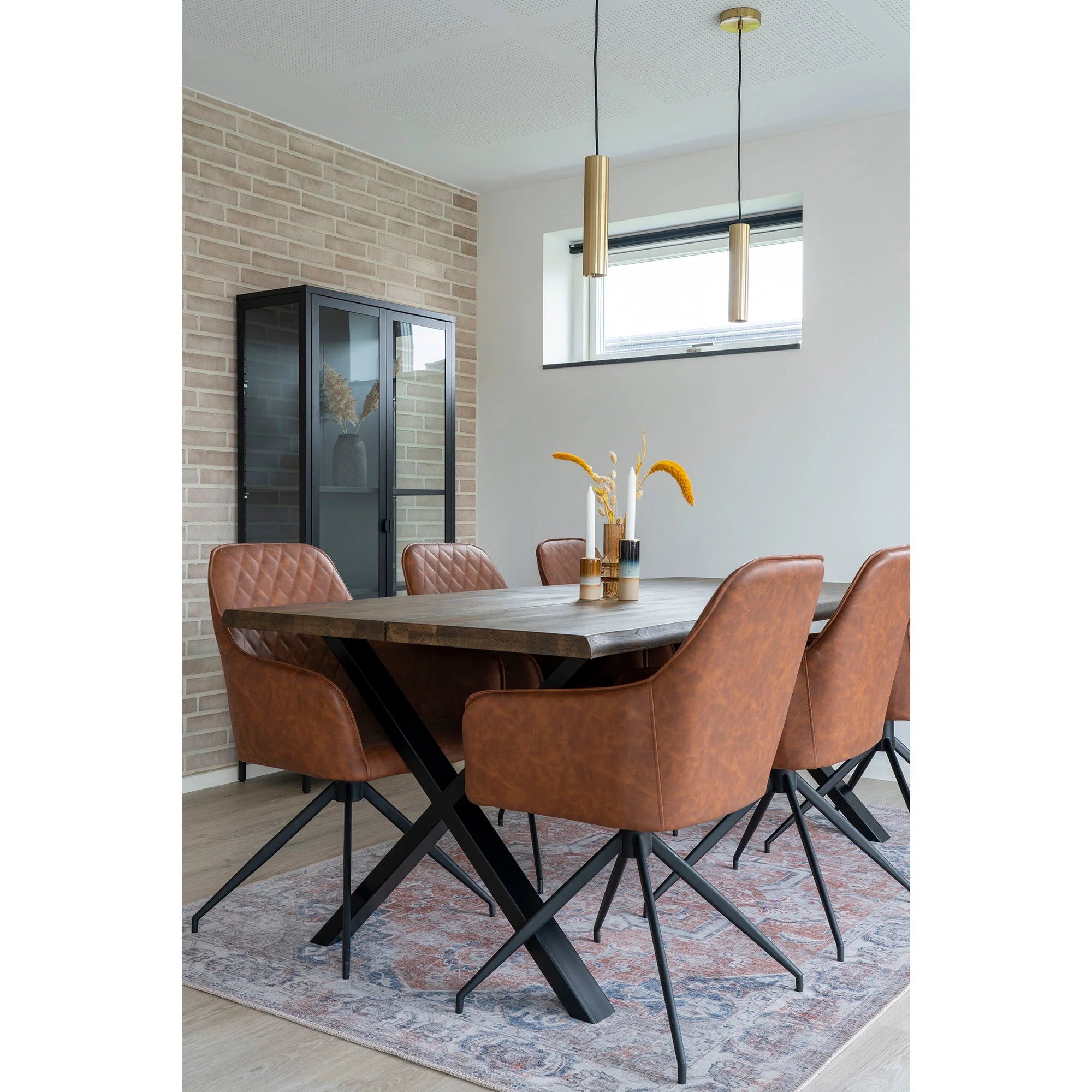 Ensemble de salle à manger avec fauteuils marron pour suspension cylindrique en laiton doré