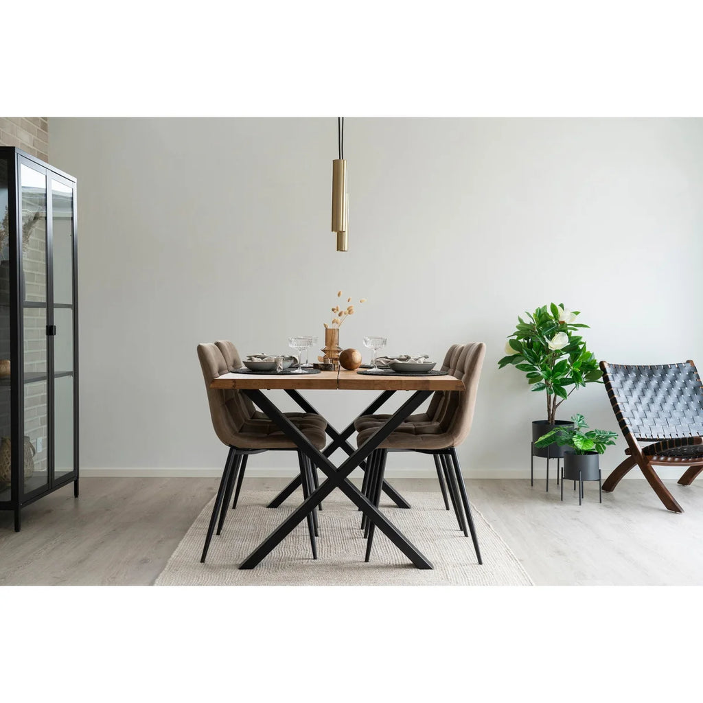 Table à manger moderne en bois clair avec pieds métalliques noirs en X