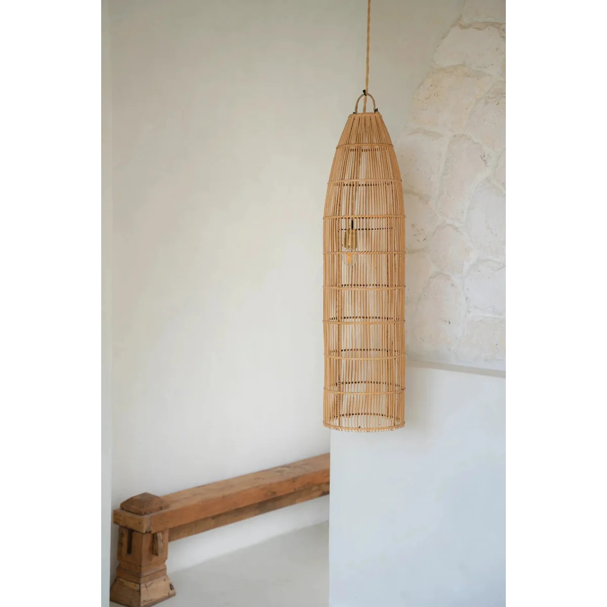 Suspension cylindrique en rotin naturel ajouré avec lampadaire en bois clair