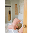 Coussin décoratif sur un lit avec plusieurs oreillers, idéal pour la Suspension cylindrique en rotin naturel ajouré 90x23 cm