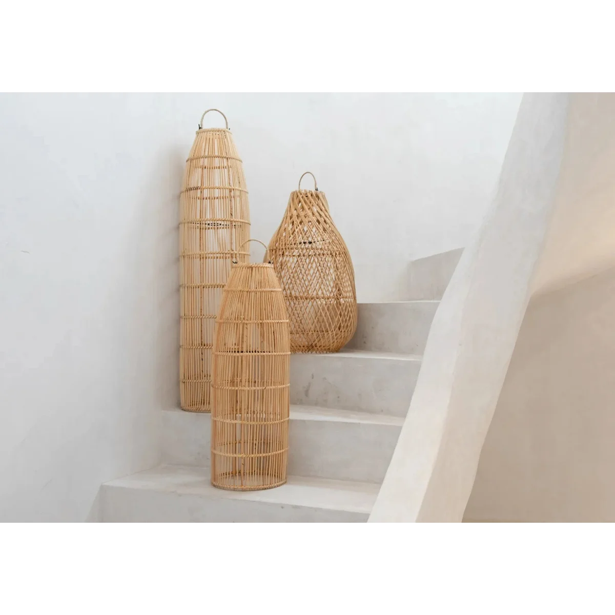 Lanternes en rotin naturel ajouré avec poignées métalliques pour décoration intérieure