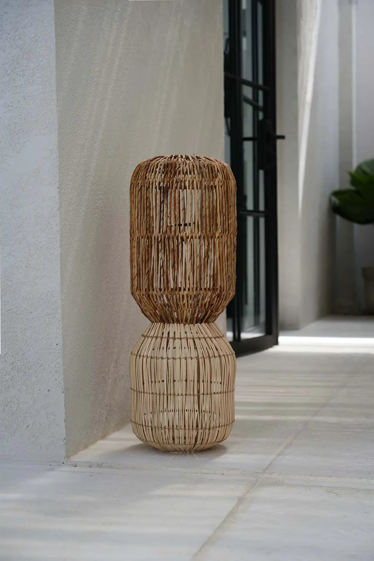 Lampe de sol en rotin naturel tissée, suspension cylindrique double niveau H70 cm