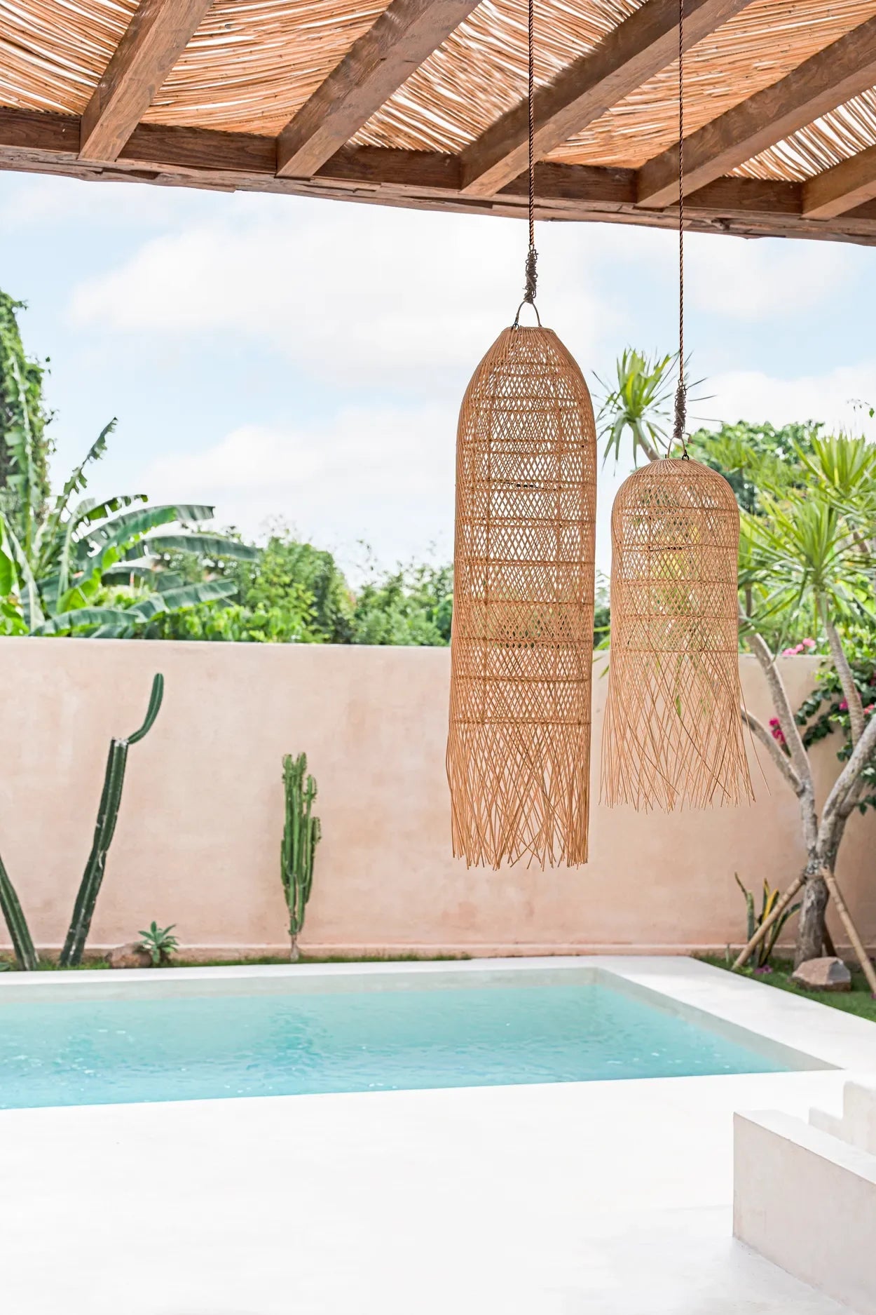Suspension cylindrique en rotin naturel avec franges, design lumineux et tendance