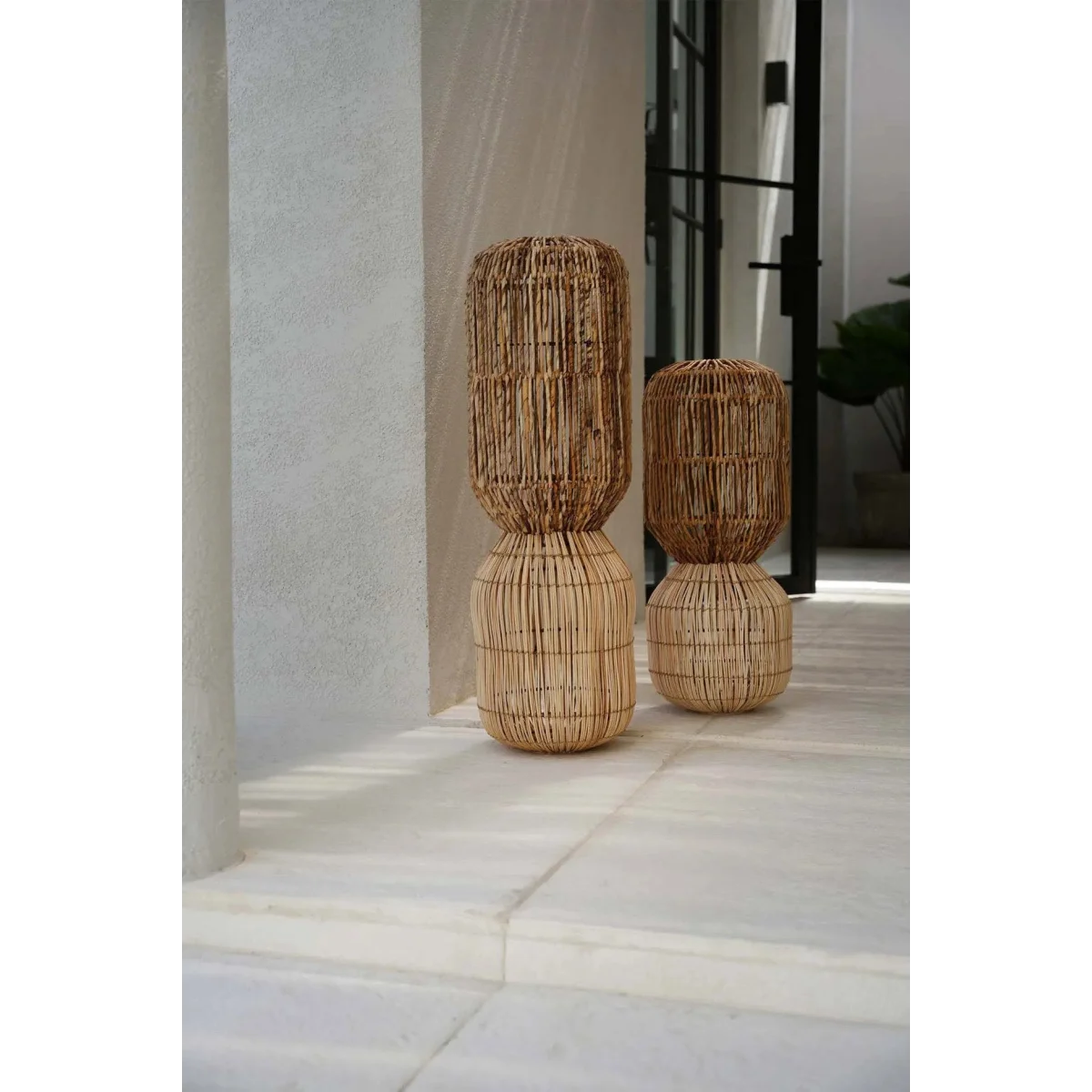 Suspension cylindrique en rotin tressé naturel à motifs contrastés – H60 cm