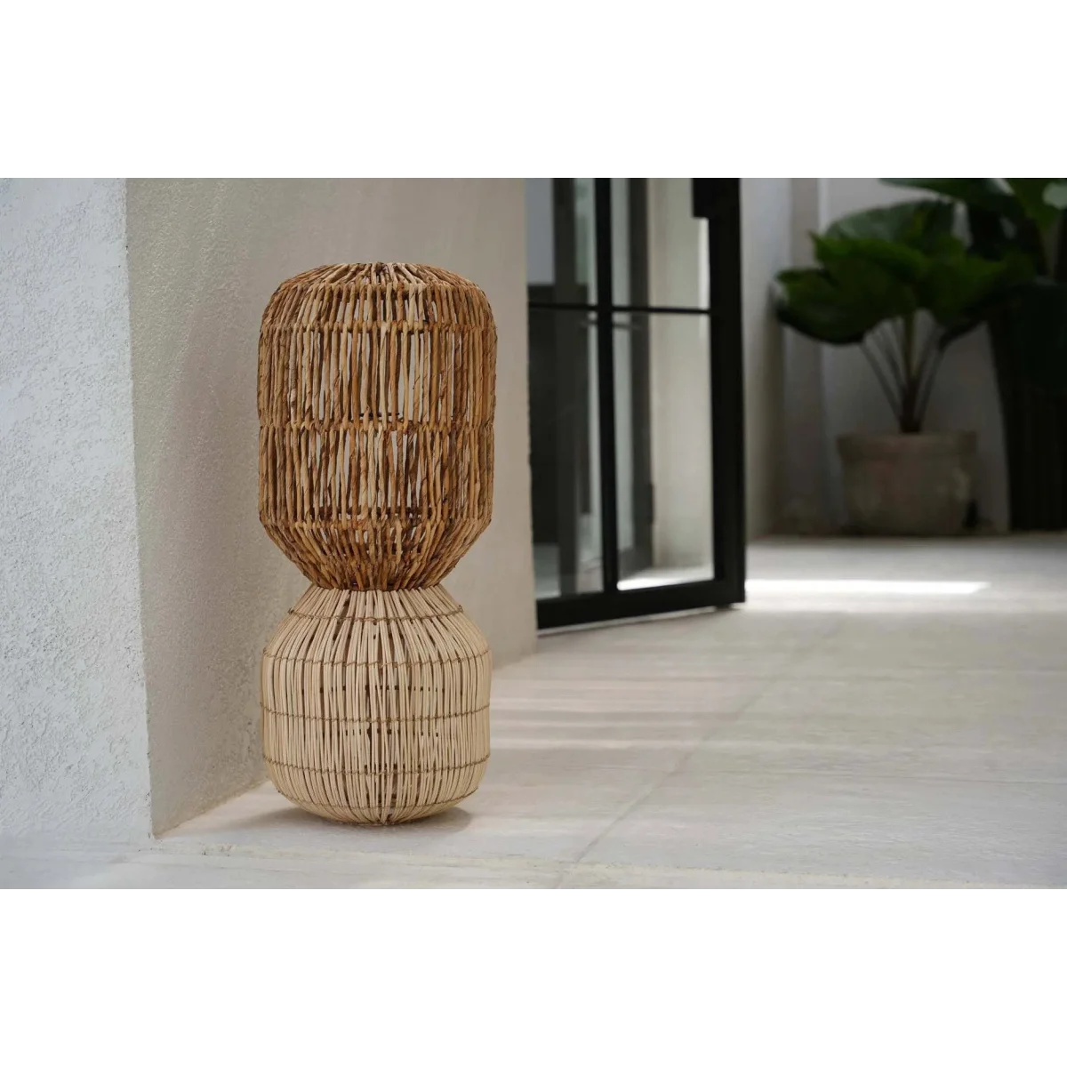Suspension cylindrique en rotin tressé naturel à motifs contrastés – H60 cm