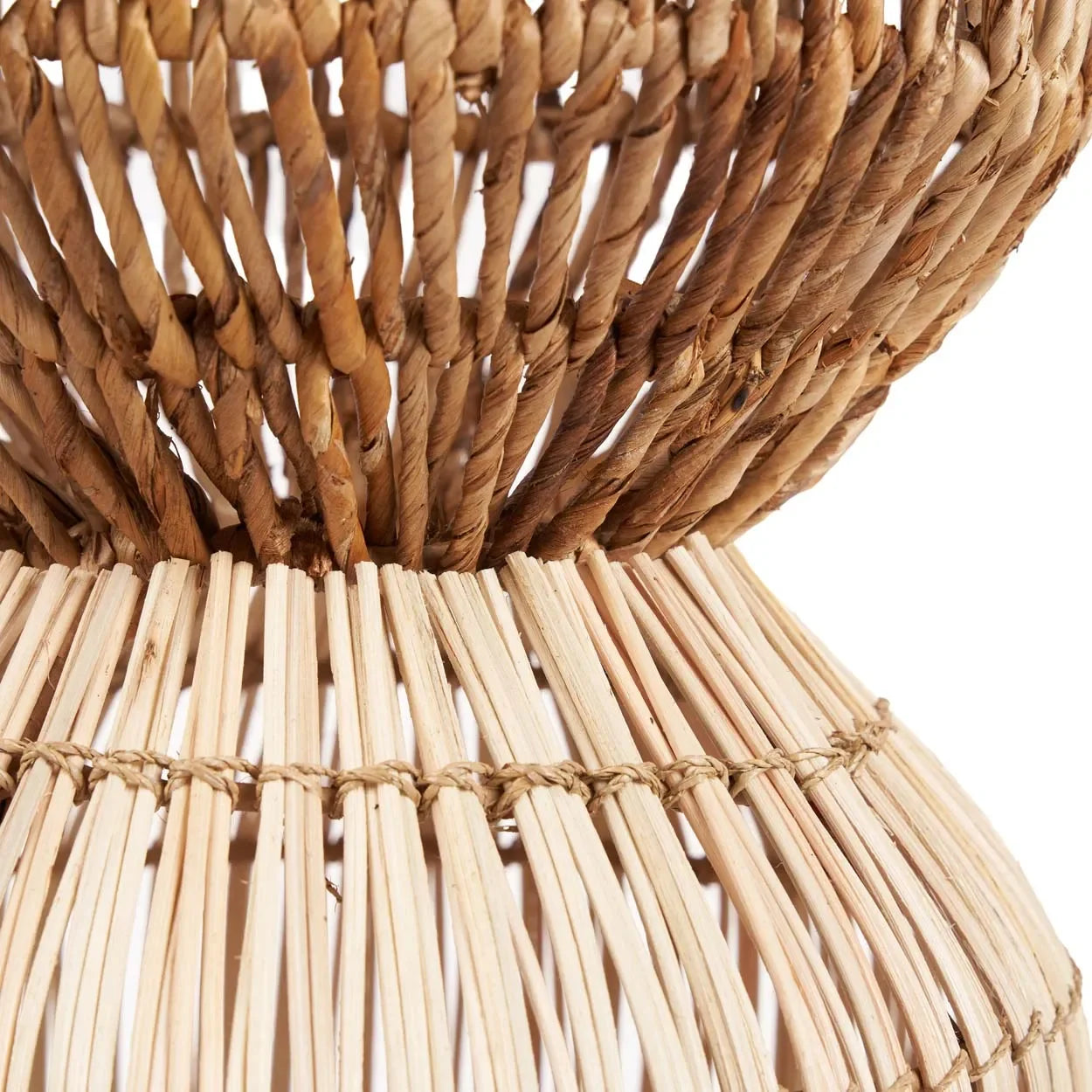 Panier en fibres naturelles tressées suspendu cylindrique avec motifs contrastés H60 cm