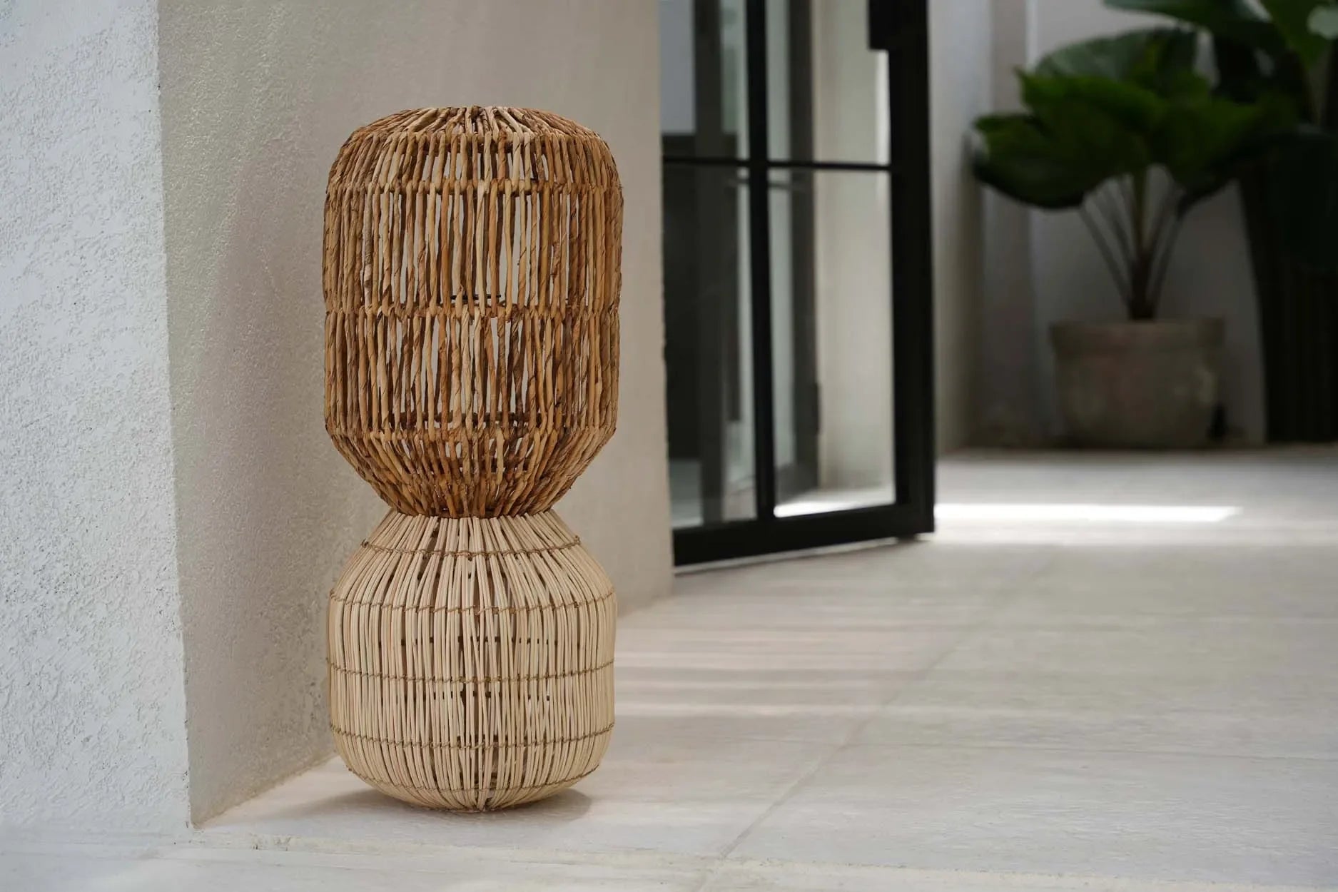 Lampadaire en rotin tressé avec deux niveaux et motifs contrastés, H60 cm