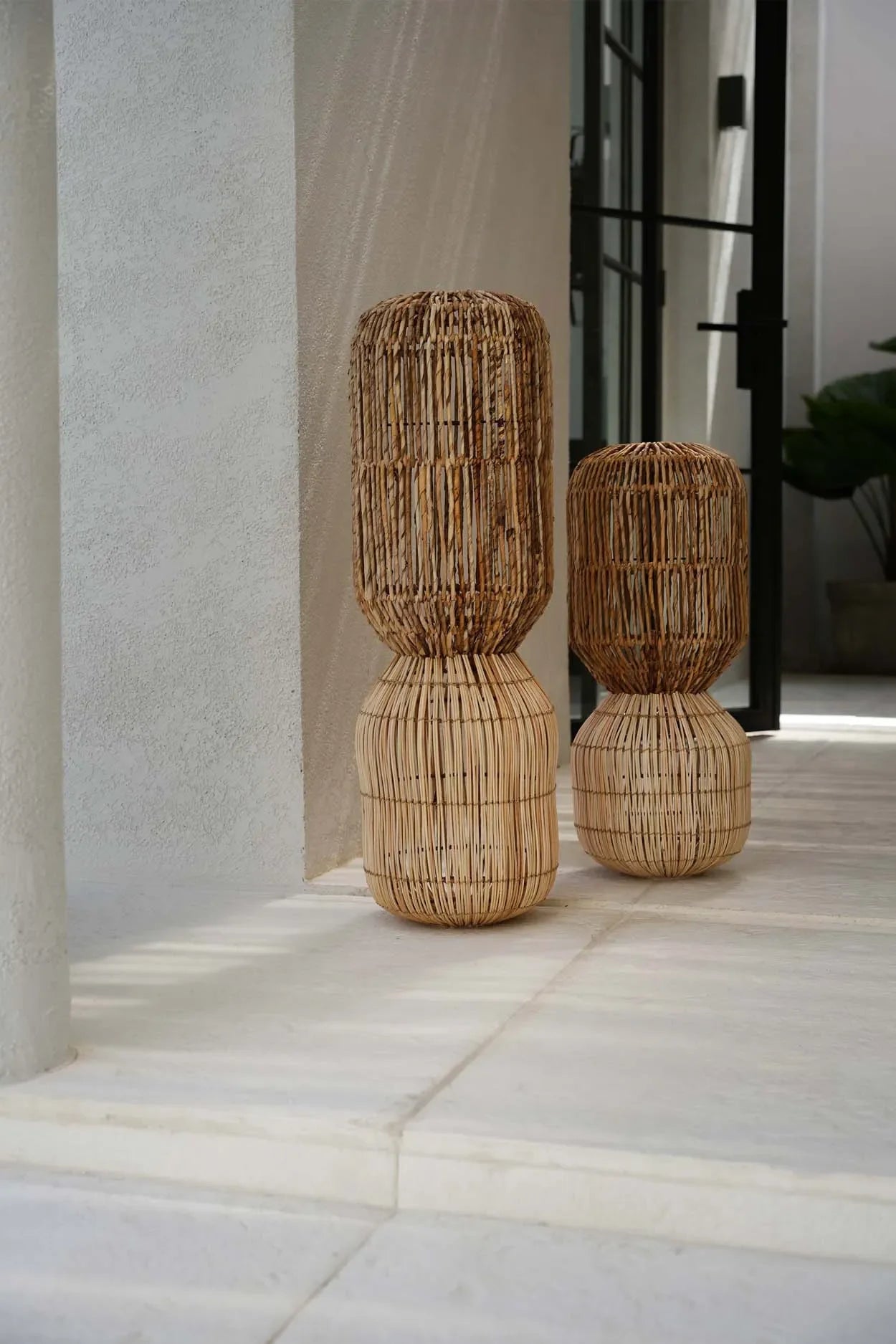 Deux vases décoratifs en rotin tressé naturels, suspension cylindrique à motifs contrastés