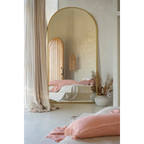 Miroir en arc avec cadre en or pour la décoration intérieure naturelle