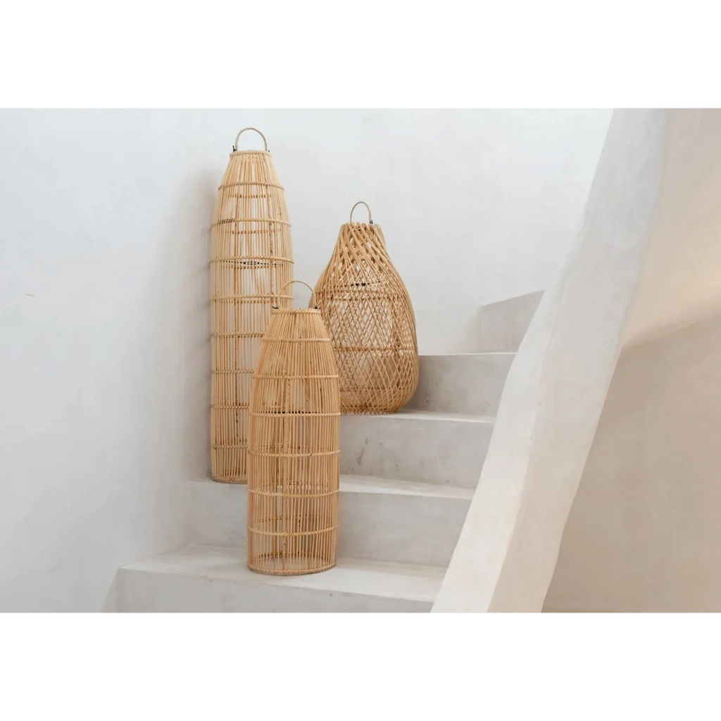 Suspension cylindrique en rotin tressé naturel avec trois lanternes décoratives en rotin et poignées en métal