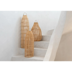 Suspension cylindrique en rotin tressé naturel avec trois lanternes décoratives en rotin et poignées en métal
