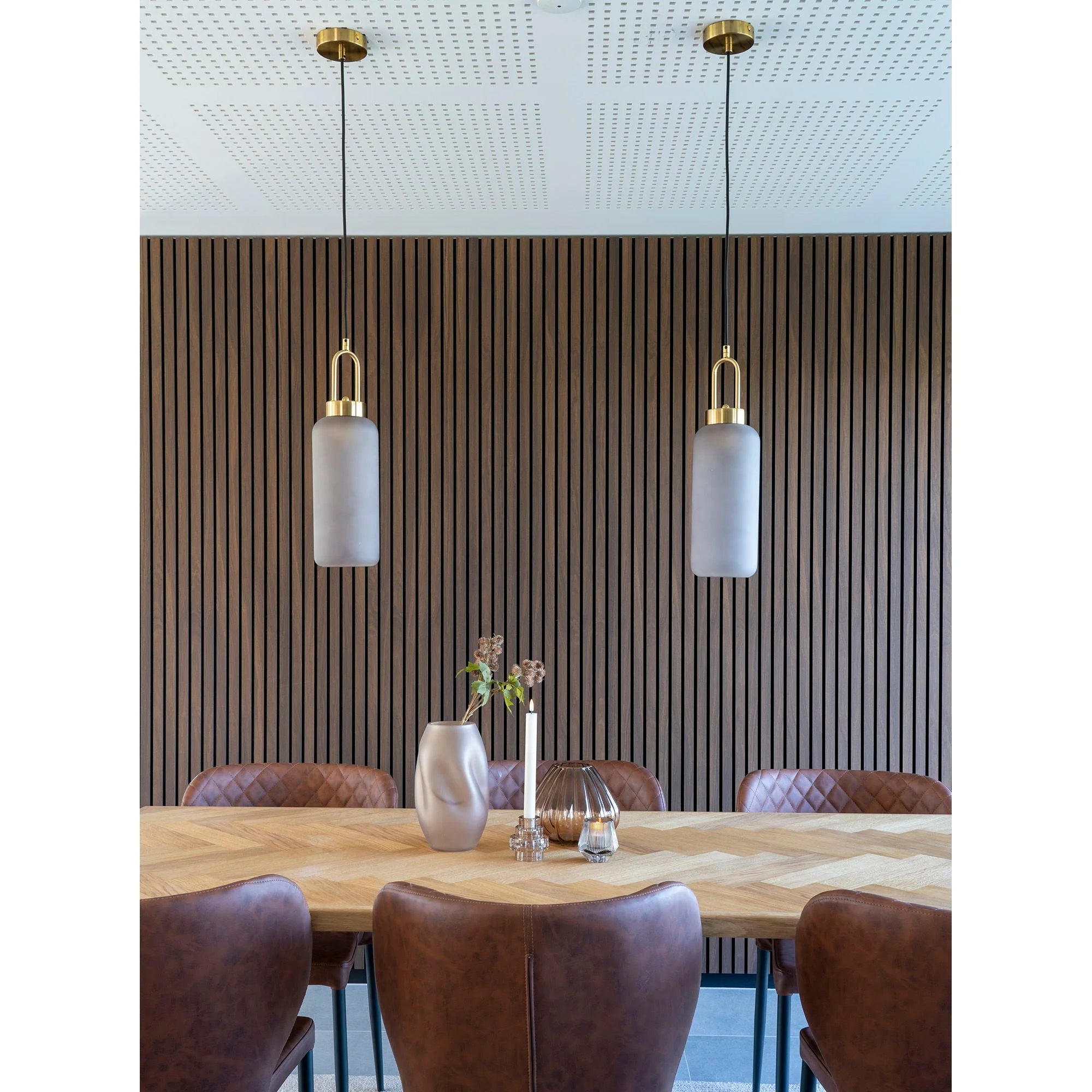 Salle à manger avec suspension cylindrique en verre fumé mat et laiton doré Ø13 cm