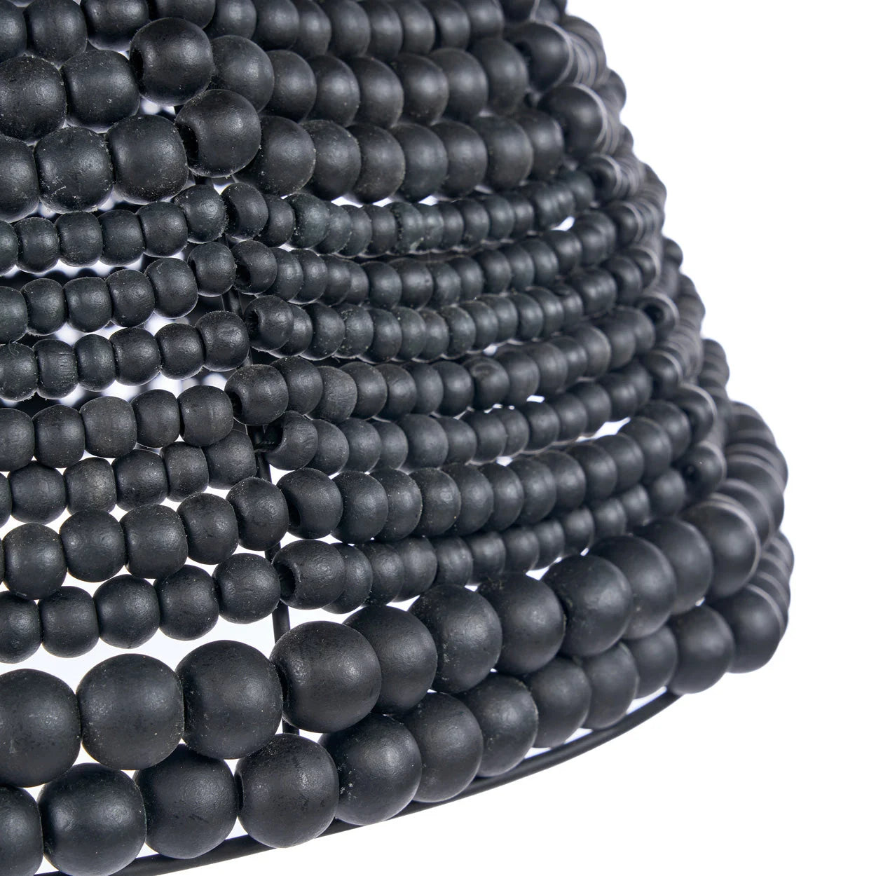 Suspension dôme en perles de bois noir mat Ø48 cm, billes rondes lisses texturées