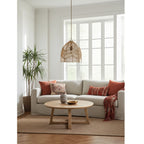 Canapé d’angle en tissu clair avec coussins et couverture pour suspension en rotin