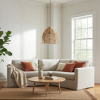 Canapé sectionnel beige clair avec coussins rust et crème pour Suspension dôme en rotin naturel