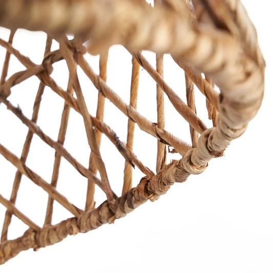 Fragment de panier en osier tressé pour suspension en feuille de bananier naturelle