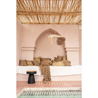 Espace de détente marocain avec coussins rayés et suspension en fibre tressée beige sable