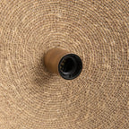 Suspension en fibre tressée beige sable avec lampes conique et base cylindrique marron