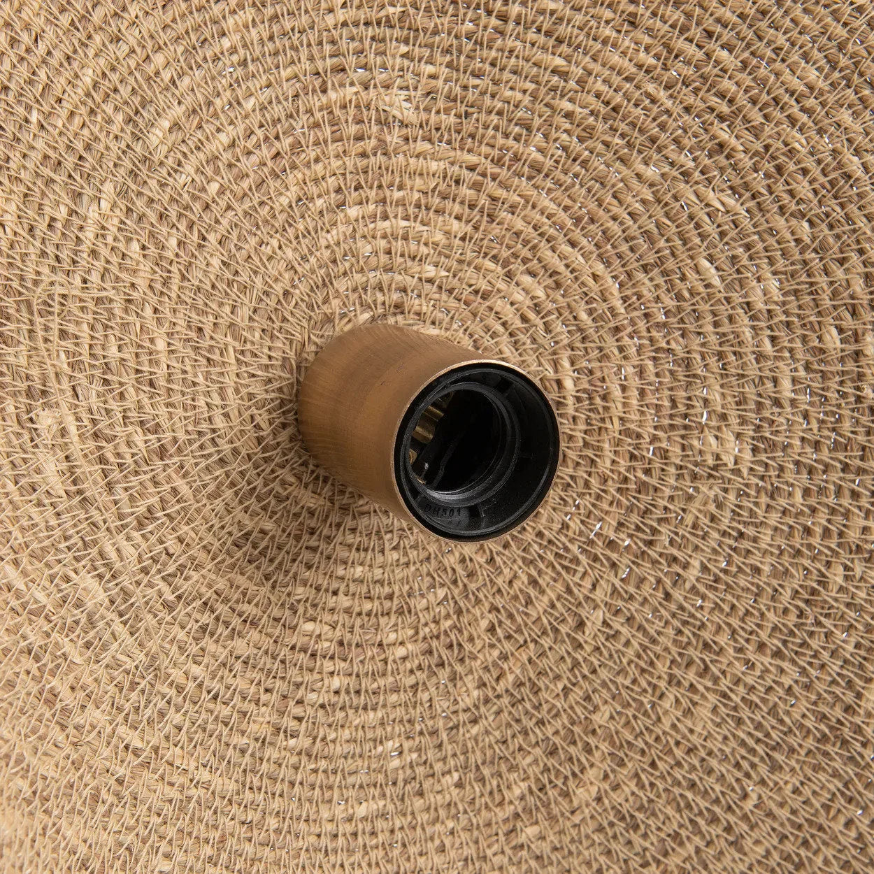 Suspension en fibre tressée beige sable avec lampes conique et base cylindrique marron