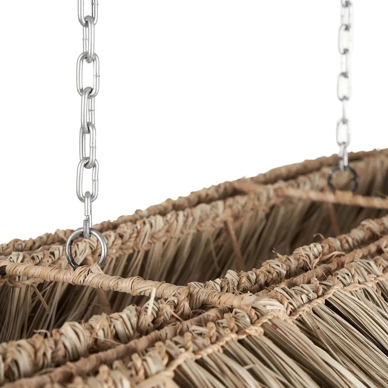 Chaise suspendue en paille naturelle beige avec chaînes métalliques argentées