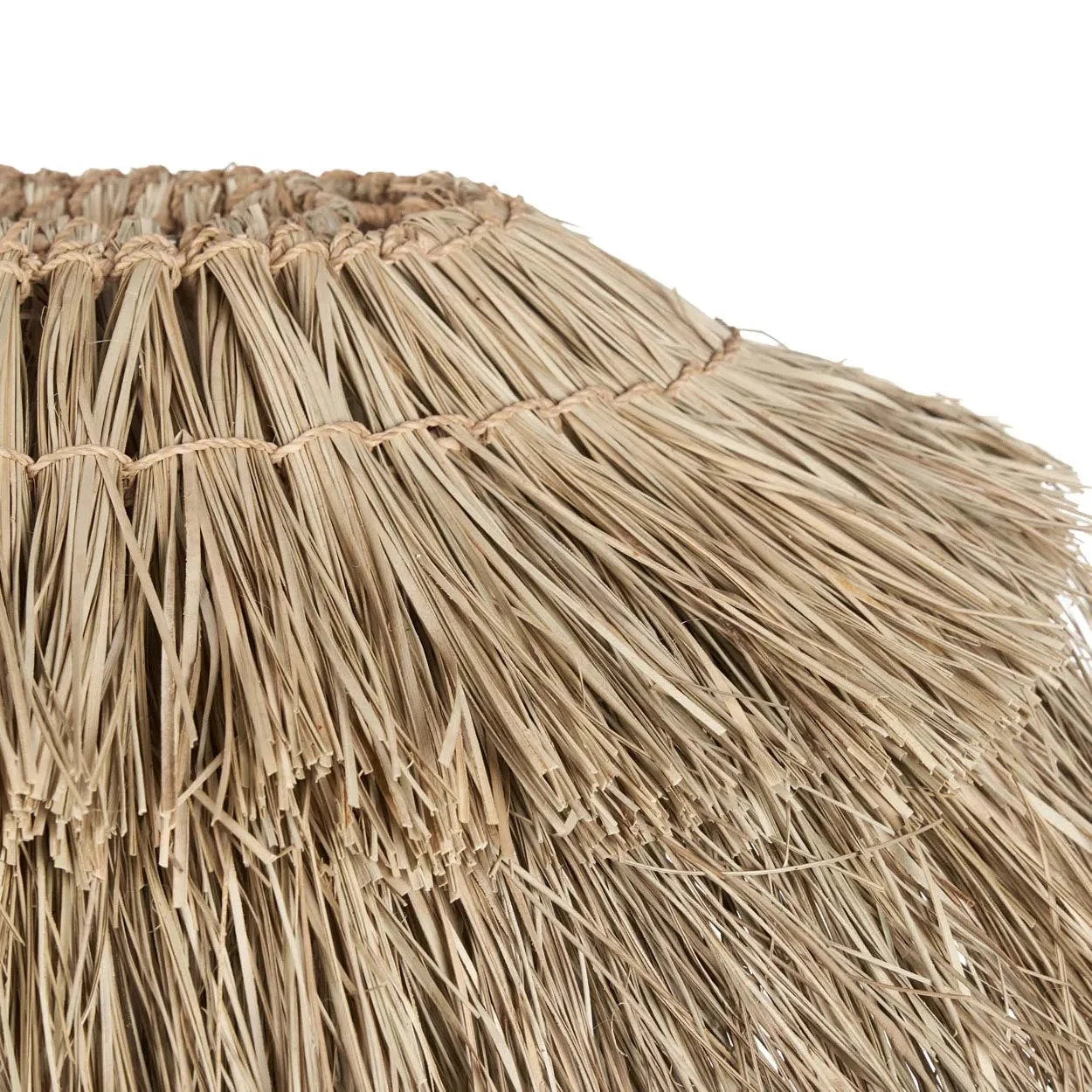 Suspension frangée en fibres naturelles beige paille avec des pailles sèches pour décoration