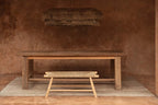 Table rustique en bois avec banc en jonc et suspension frangée en fibres naturelles beige paille au-dessus