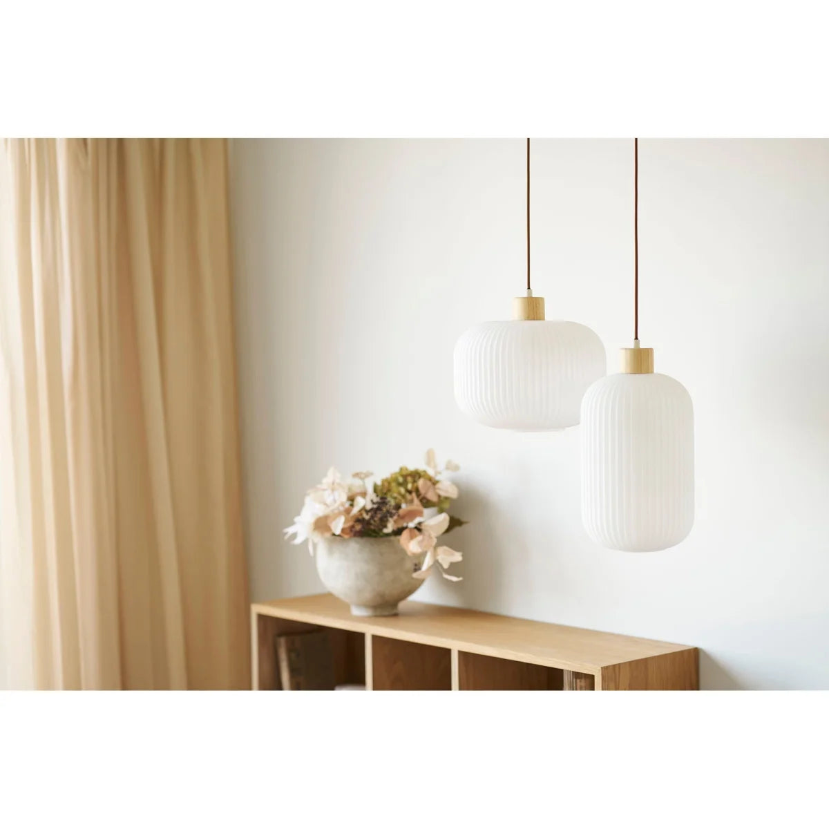 Suspension globe en verre opalin strié blanc avec accents en laiton, diamètre 30 cm